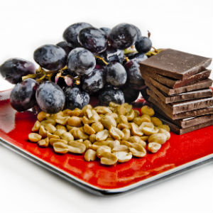 grapes-chocolate-peanuts-resveratrol-foods