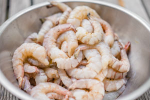 raw-shrimp-in-bowl