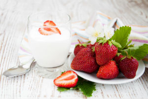 yogurt-and-strawberries-against-wood