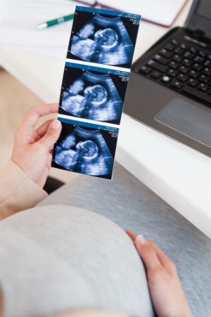 pregnant-woman-looking-at-sonogram