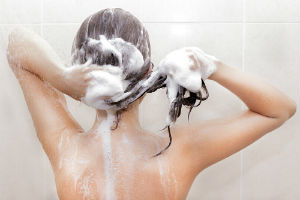 woman-washing-her-hair
