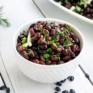 Low glycemic foods including black beans in a bowl.